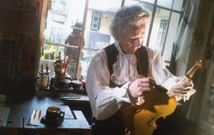 LAUREA HONORIS CAUSA A  GIO BATTA MORASSI, MAESTRO LIUTAIO