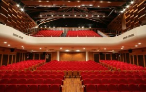 GIUSEPPE FIORELLO SUL PALCO DEL TEATRO DI MONFALCONE