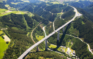 MIGRANTI, VIENNA PRONTA A CHIUDERE IL BRENNERO. SERRACCHIANI: UN DISASTRO ECONOMICO