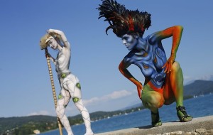 “ATRIO” A COLORI: 18 CORPI PER UN UNICO QUADRO…