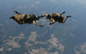 PRESA DI GORIZIA: NIENTE FRECCE MA IL SI’ DEI PARACADUTISTI