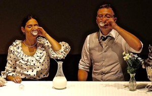 “UNA PASSIONE VISCERALE”: I BATTERI VANNO IN SCENA E IL TEATRO DIVENTA BIOTECNOLOGICO