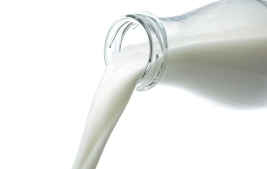 LATTE, SCATTA L’OBBLIGO DI INDICARE NELL’ETICHETTA LA PROVENIENZA