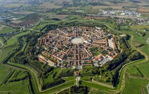 PALMANOVA: MAXI RIEVOCAZIONE STORICA CON BLOCCHI DI CEMENTO E METAL DETECTOR