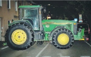 TRATTORI ANTI TERRORISMO ALLA FIERA DI SAN MARTINO DI LUPARI,  L’IDEA È DEL SINDACO:  I MEZZI AGRICOLI MEGLIO DEI NEW JERSEY“