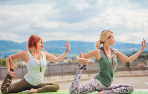 VILLACH: YOGA IN PIAZZA NEL CENTRO COMMERCIALE
