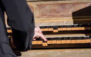 “A COLPI DI TASTO”