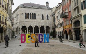 MOSTRE E VETRINE PER IL DESIGN