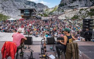 “L’UOMO TRACCIA CONFINI, LA MUSICA LI SUPERA”