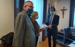 PARRUCCHIERI, ESTETISTI E TATUATORI: OLTRE 5MILA FIRME A FEDRIGA