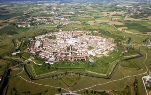 PALMANOVA: FOTOVOLTAICO FUORI MURA PER IL CENTRO STORICO￼
