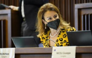 PER COMMISSIONE EUROPEA “NATALE”   DA BANDIRE PERCHE’ PAROLA NON INCLUSIVA. ROBA DA MATTI!