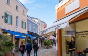 PALMANOVA VILLAGE: BUONA PARTENZA DEI SALDI. GLI STRANIERI GRATIFICANO