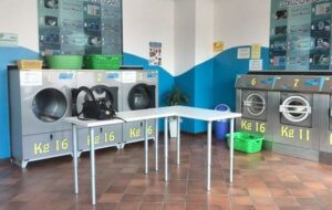 LAVANDERIE SELF-SERVICE: VIETATO STIRARE