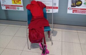 FVG – DESPAR NORD: SCARPE ROSSE NEI PUNTI VENDITA FVG PER DIRE NO ALLA VIOLENZA DI GENERE