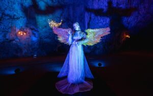 SLOVENIA – PRESEPE VIVENTE NELLE GROTTE DI POSTUMIA: UNA DELLE RAPPRESENTAZIONI NATALIZIE PIÚ BELLE DEL MONDO