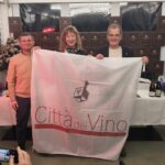 SAN PIER D’ISONZO ENTRA NELLE “CITTÀ DEL VINO”: CONSEGNATA BANDIERA E SPILLA AL SINDACO ZUCCO