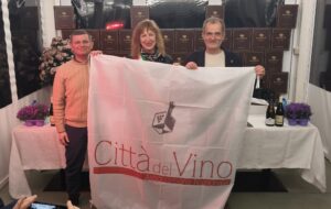 SAN PIER D’ISONZO ENTRA NELLE “CITTÀ DEL VINO”: CONSEGNATA BANDIERA E SPILLA AL SINDACO ZUCCO