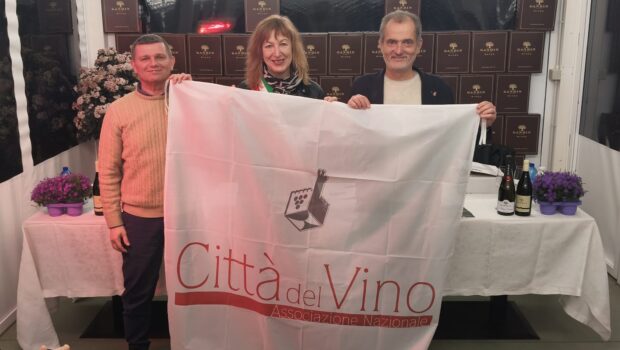 SAN PIER D’ISONZO ENTRA NELLE “CITTÀ DEL VINO”: CONSEGNATA BANDIERA E SPILLA AL SINDACO ZUCCO